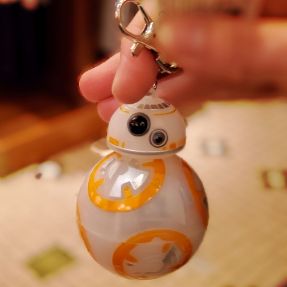 DISNEY PARKS LIGHT UP TALKING BB8 KEYCHAIN - Picture 2 of 4